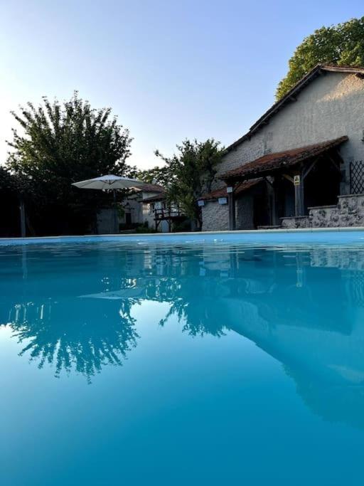 Entire Apartment With Swimming Pool Near Aubeterre Saint-Romain  Экстерьер фото